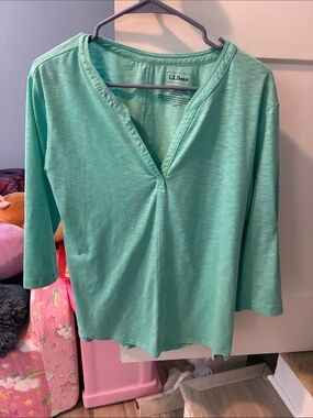 L.L. Bean Women's Seafoam Green 3/4 Sleeve Split V-Neck Top
